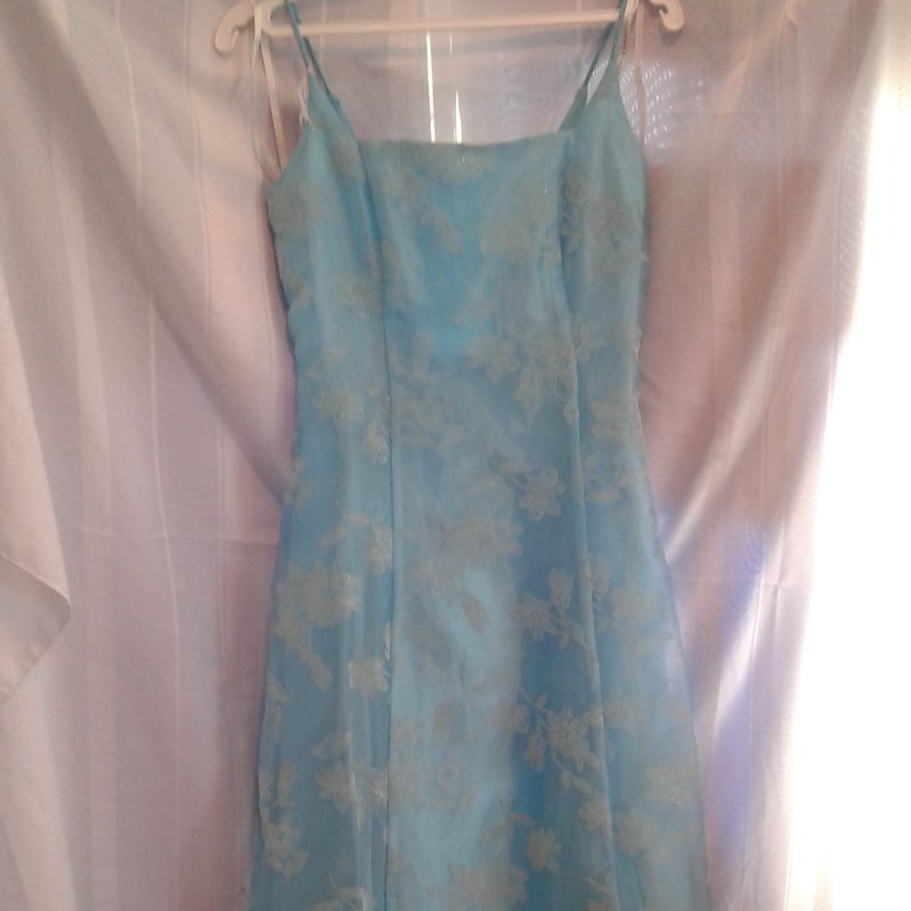 PROM/GRAD DRESS - Picture 3 of 11